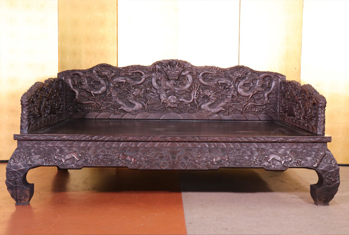 紫檀雲龍彫刻羅漢床と飾り棚